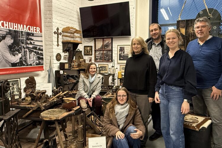 Mehrere Personen in einer historischen Schuhmacherfabrik im Klever Schuhmuseum