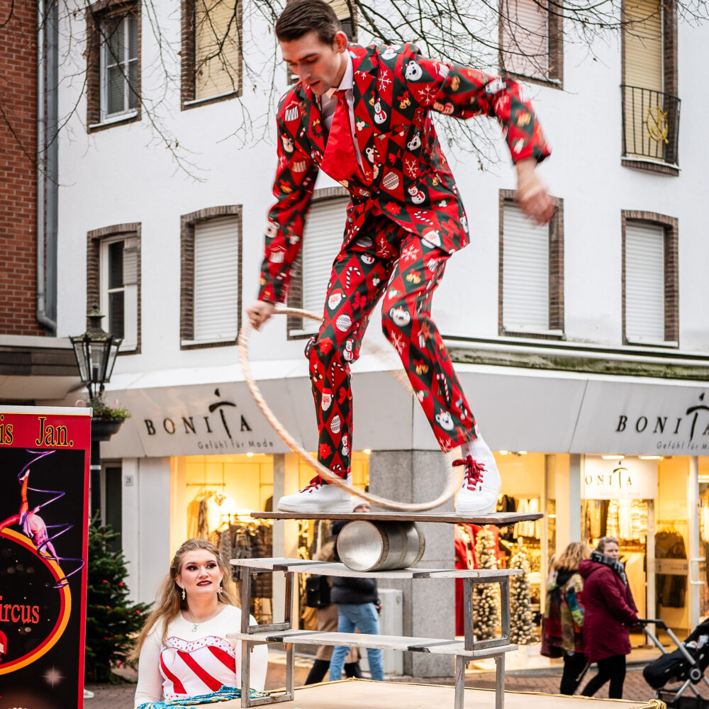 Mann balanciert auf einem Podest.