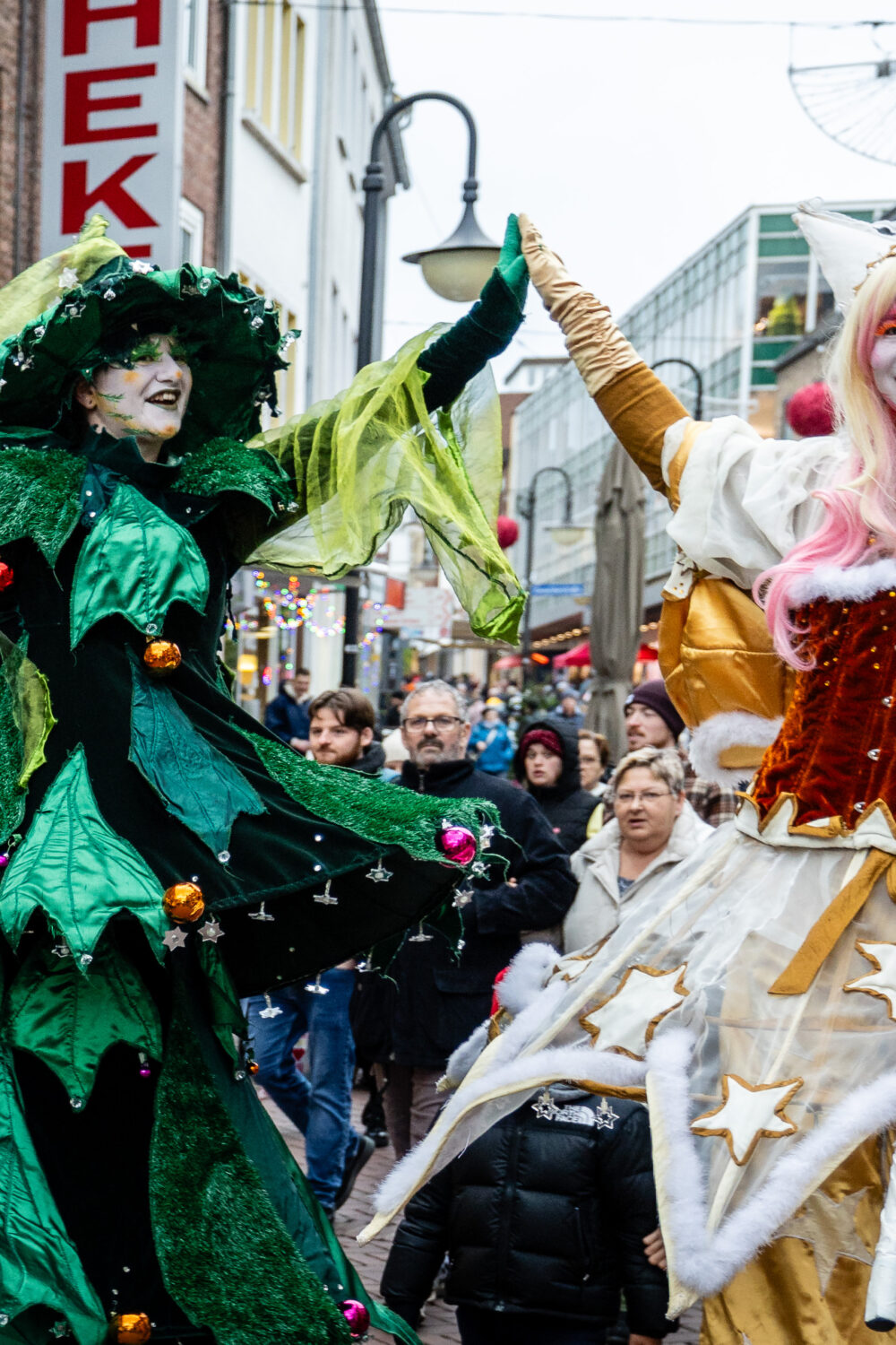 Zwei verkleidete Stelzenläufer.