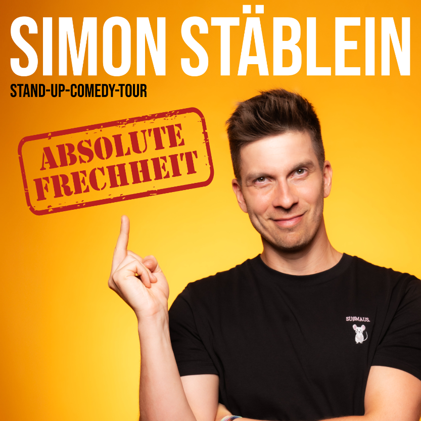 Der Comedian Simon Stäblein mir schwarzem T-Shirt zeigt mit Finger auf den Eventtitel vor gelb orangem Hintergrund
