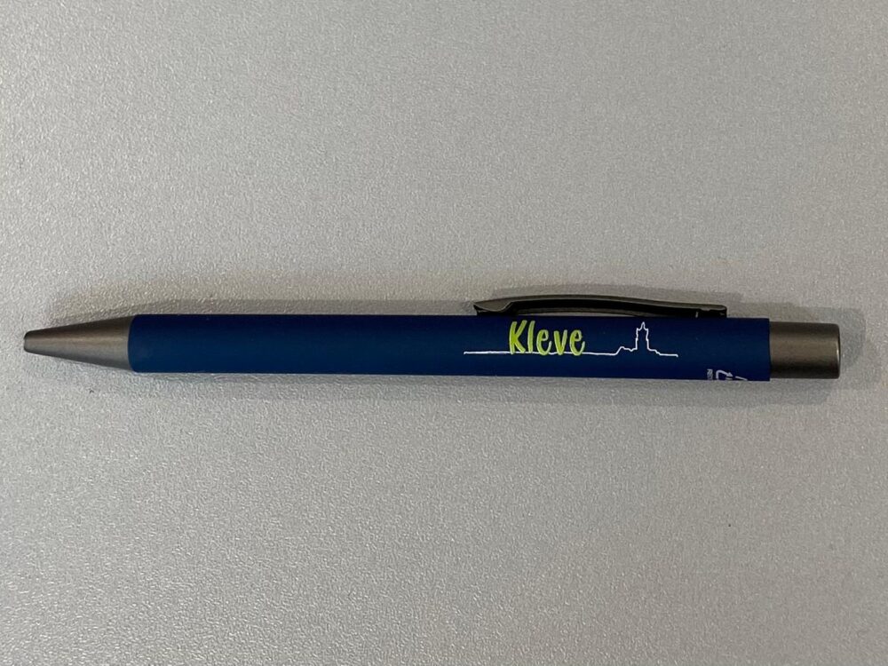 Blauer Kugelschreiber mit silberner Spitze und Clip, bedruckt mit einem grünen Schriftzug 'Kleve' und einer stilisierten Skyline.