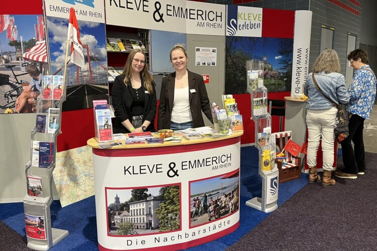 Zwei Frauen stehen hinter einem Counter am Messestand von Kleve und Emmerich
