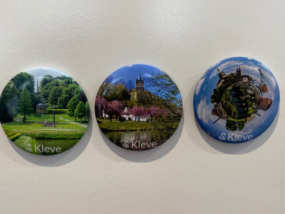 Drei Magnete aus Kleve an einer Wand