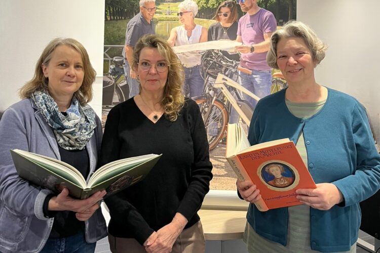 Drei Frauen mit dicken Büchern in der Hand werben für die Stadtführerqualifizierung