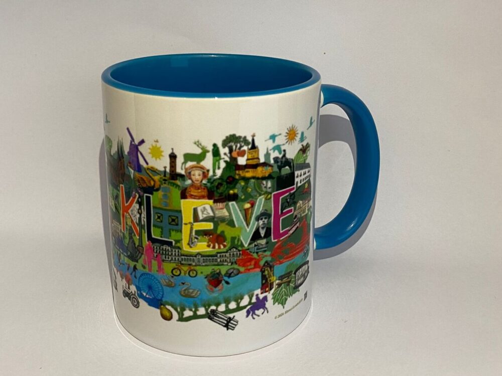 Kaffeetasse mit blauem Henkel und Innenfläche sowie buntem Aufdruck mit dem Schriftzug "Kleve" und verschiedenen Illustrationen.