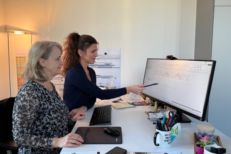 Zwei Frauen schauen auf den Bildschirm eines Rechners