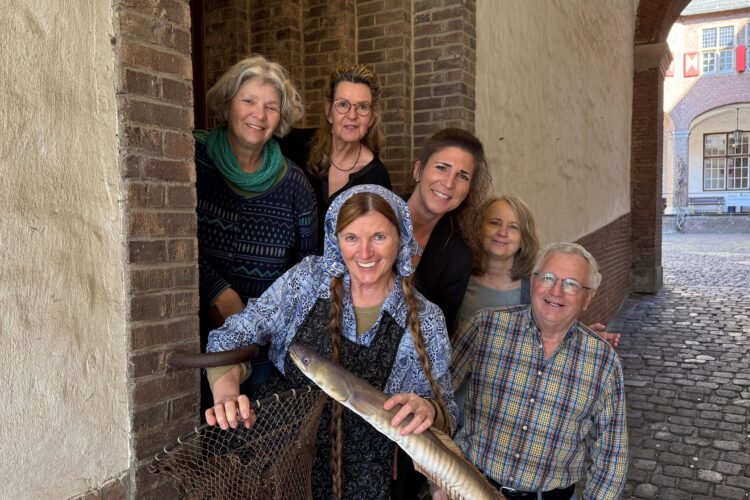 Fünf Personen stehen auf einer Treppe im Innenhof der Schwanenburg