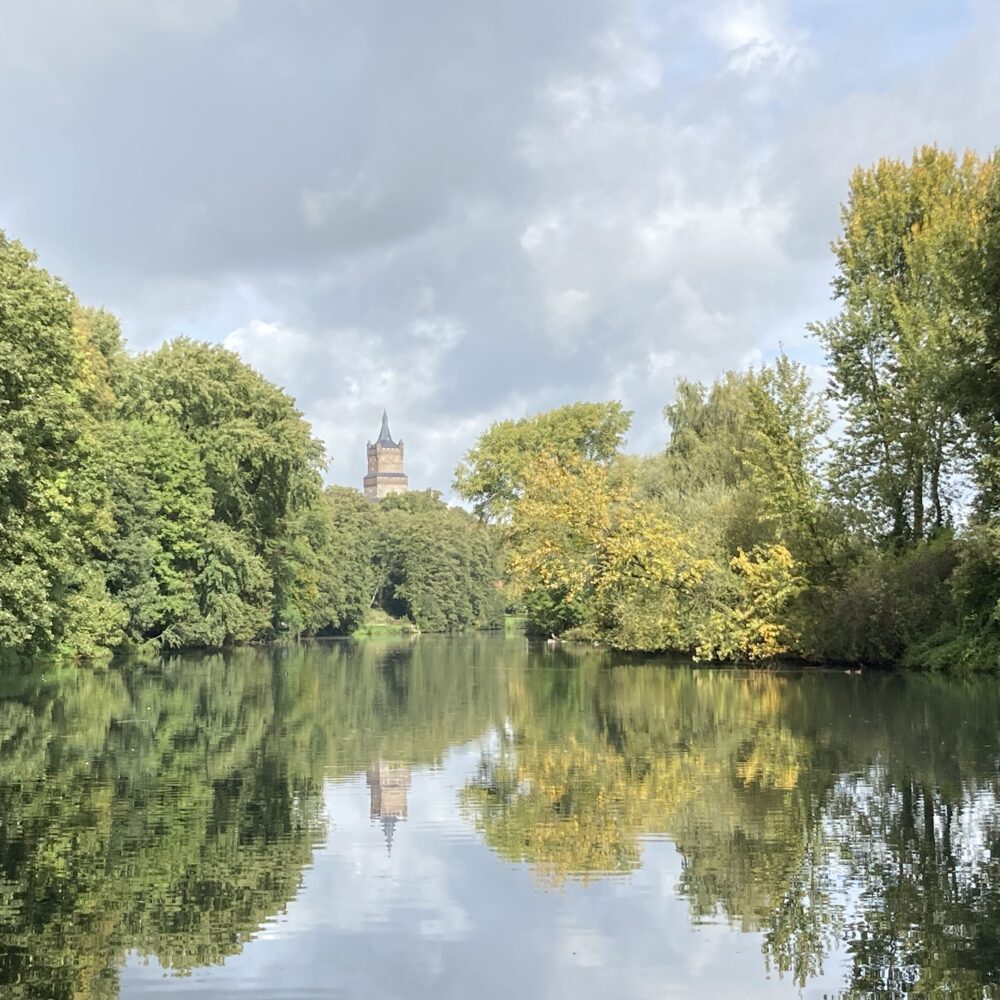Blick von der Luisenbrücke über den Kermisdahl, im Hintergrund ist die Schwanenburg.