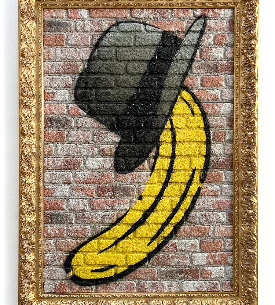 Bild von einer Banane mit Hut, Hintergrund Mauerimitat