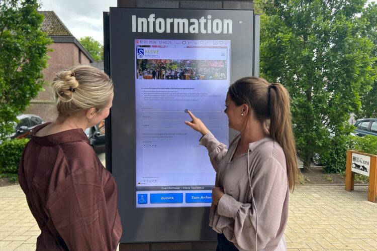 Mitarbeiter an der Infostele mit dem Eventformular