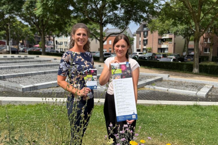 Verena Rohde und Karina van Kevelaer mit den neuen Flyern und Plakaten