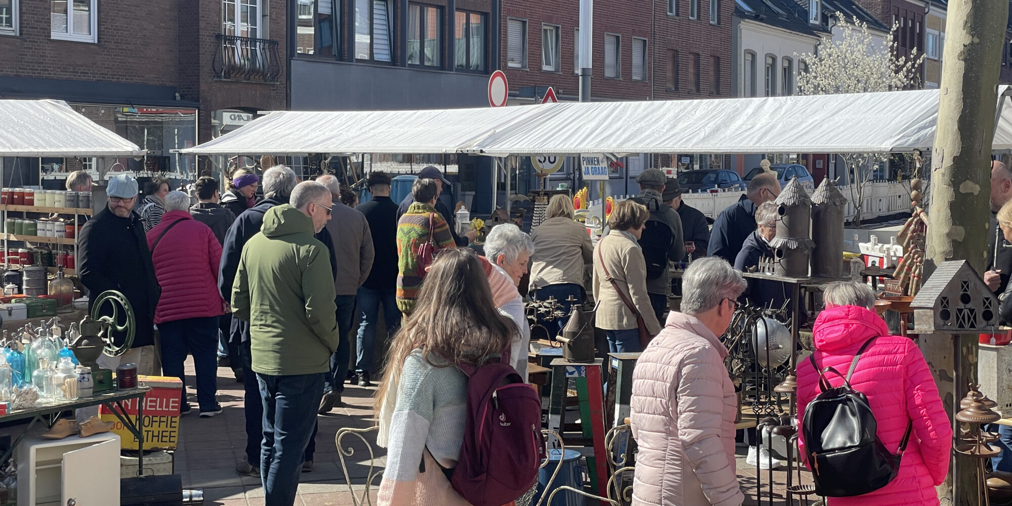 Menschen schlendern entlang des Brocante-Marktes