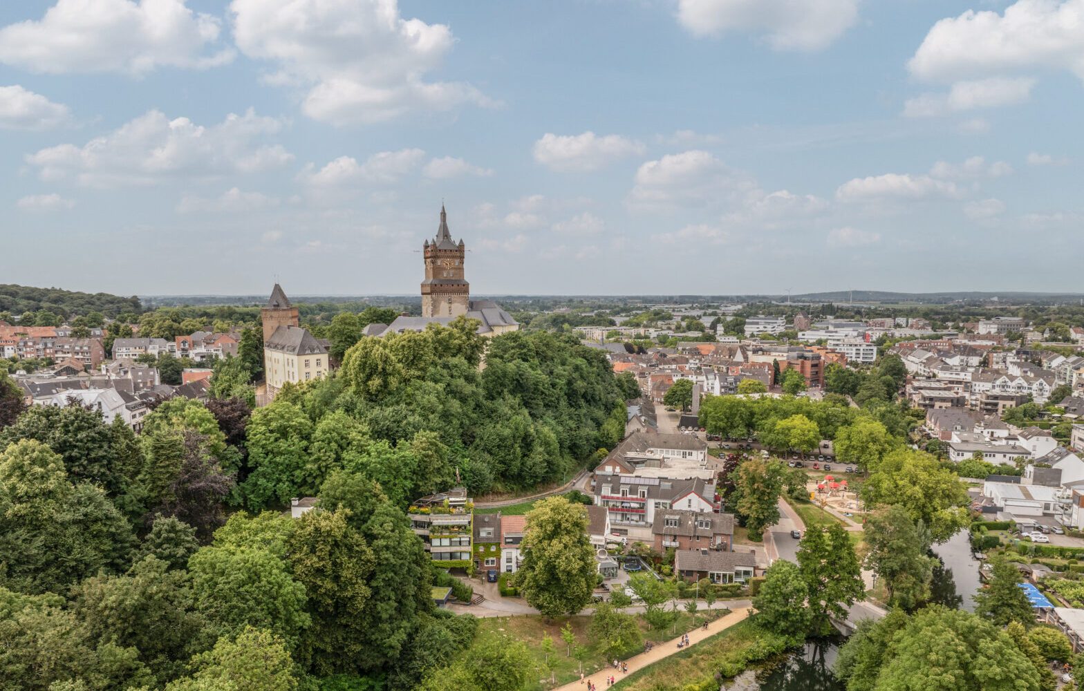 Blick auf einen Fluss vor der Schwanenburg
