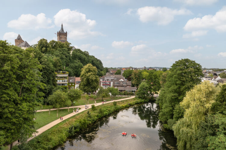 Zwei Tretboote fahren auf dem Kermisdahl vor der Schwanenburg.
